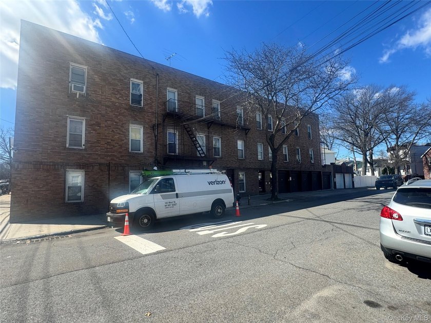 Exceptional investment opportunity in the heart of Pelham Bay! - photo 3