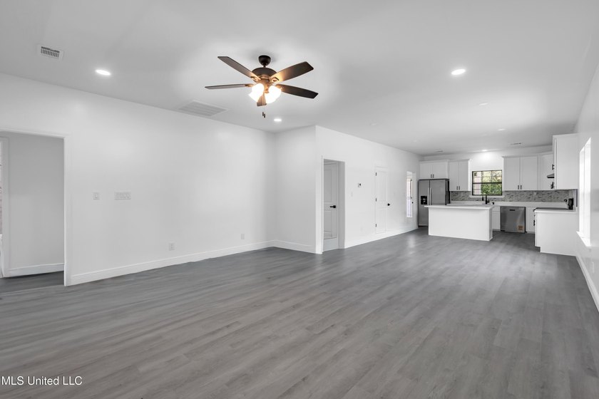 New Construction in Pascagoula!! Experience coastal living just - photo 6