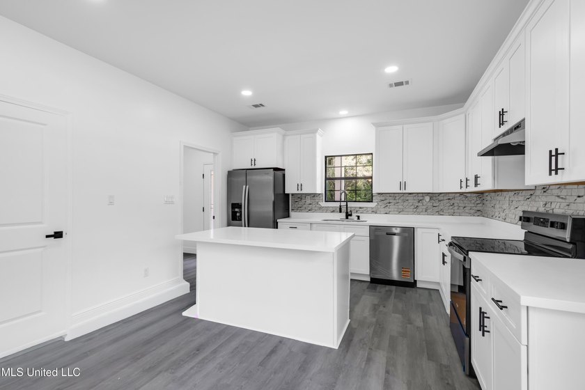 New Construction in Pascagoula!! Experience coastal living just - photo 8
