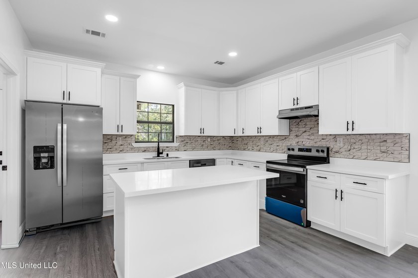 New Construction in Pascagoula!! Experience coastal living just - photo 9