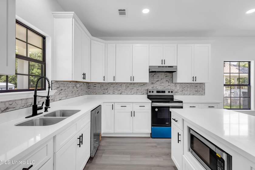 New Construction in Pascagoula!! Experience coastal living just - photo 10