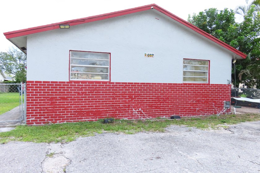 Wonderful opportunity to purchase this Duplex. Great for - photo 2