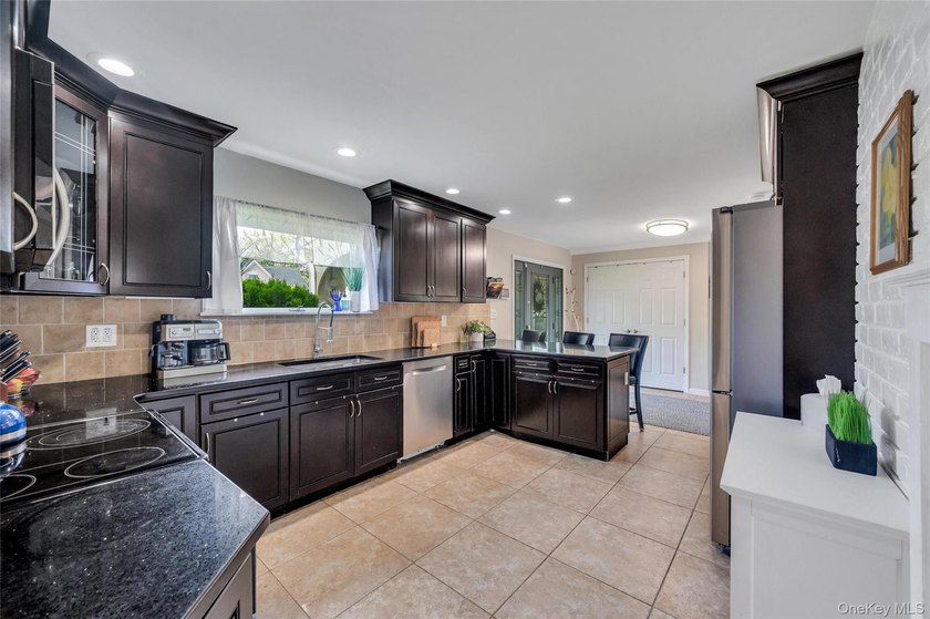 Welcome to this charming and spacious 4-bedroom, 2-bathroom - photo 8