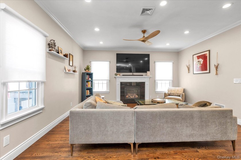 Welcome to this beautiful beachside Colonial located in the - photo 10