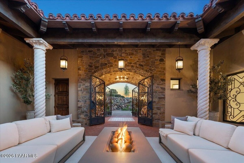 Welcome to ''Casa Di Buona Fortuna'' Architecturally Refined - photo 12