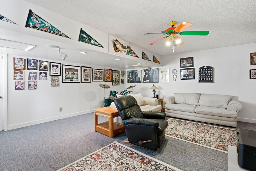 Welcome to this exceptional single-story waterfront residence - photo 17