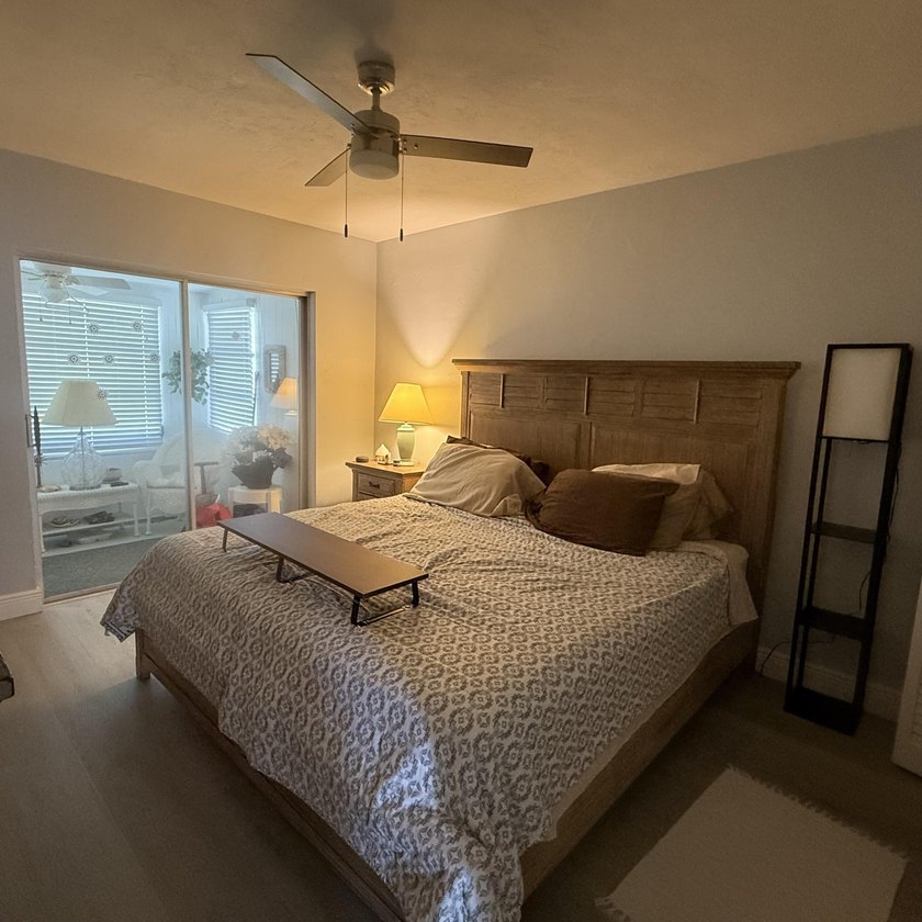 Come and see this beautiful remodeled 2 bedroom, 1 bath condo - photo 4