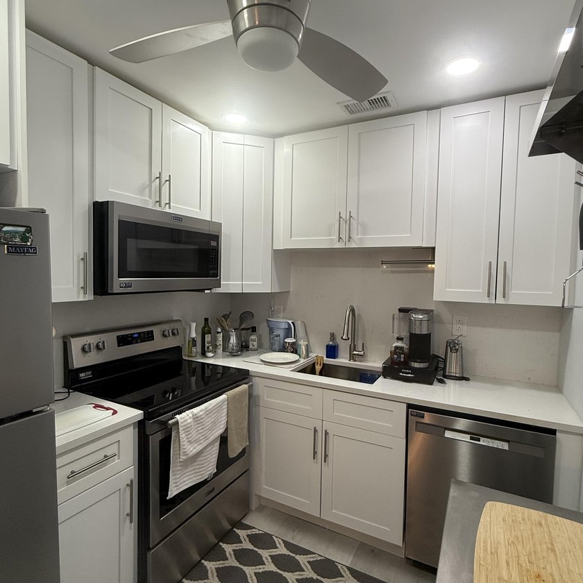 Come and see this beautiful remodeled 2 bedroom, 1 bath condo - photo 9
