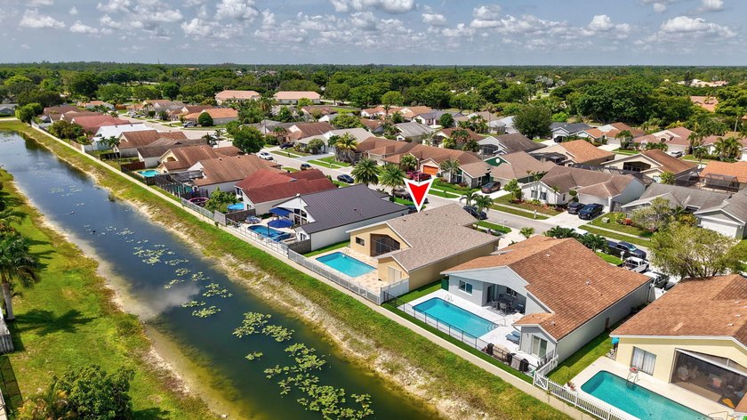 Welcome to this exceptional single-story waterfront residence - photo 46