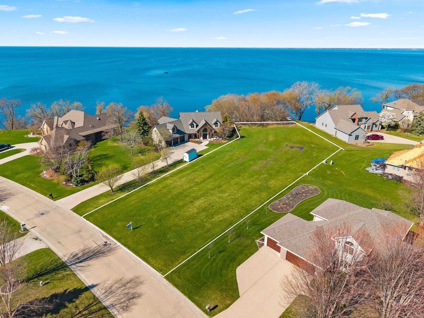 Sensational, .96 acre lake lot in Sherwood with over 100 feet on - photo 2