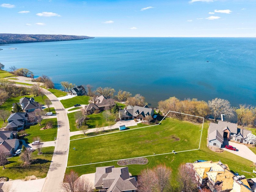 Sensational, .96 acre lake lot in Sherwood with over 100 feet on - photo 3