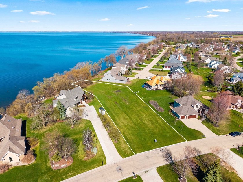 Sensational, .96 acre lake lot in Sherwood with over 100 feet on - photo 6