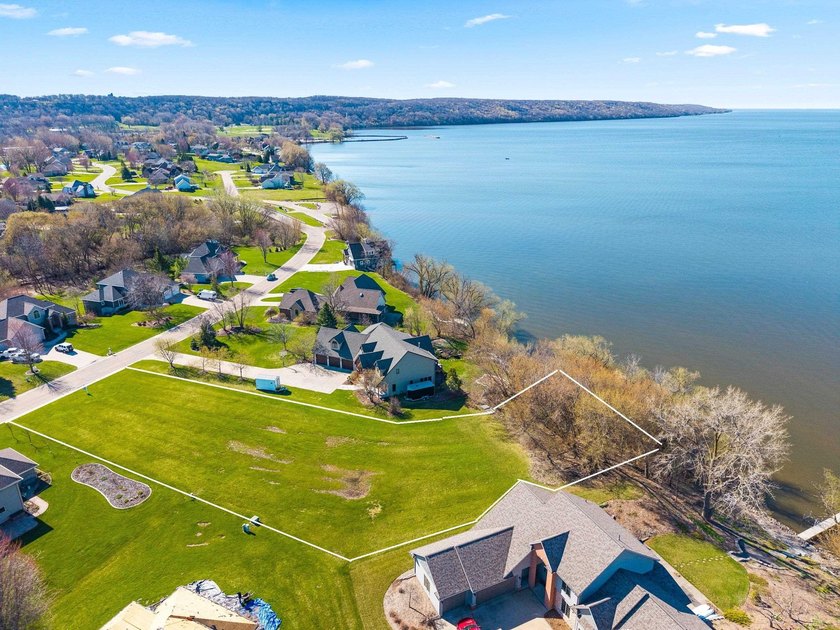 Sensational, .96 acre lake lot in Sherwood with over 100 feet on - photo 7
