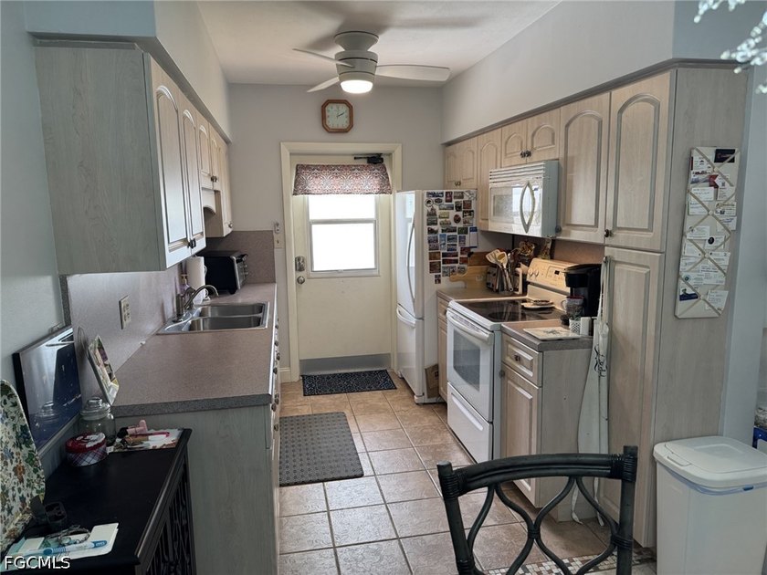 This is a wonderful 2 bedroom plus sunroom/den, 2 bath with - photo 8