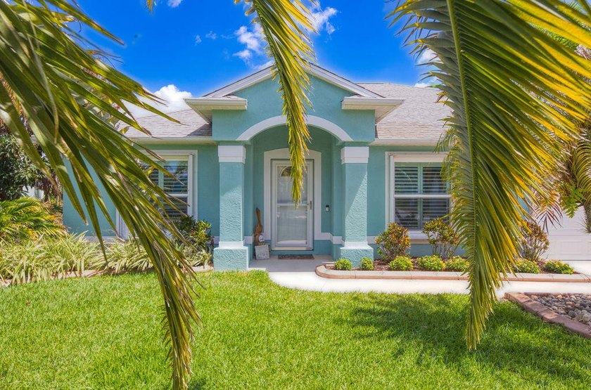 Tropical 4/2/2 pool home in desirable Southbend Lakes! This - photo 2