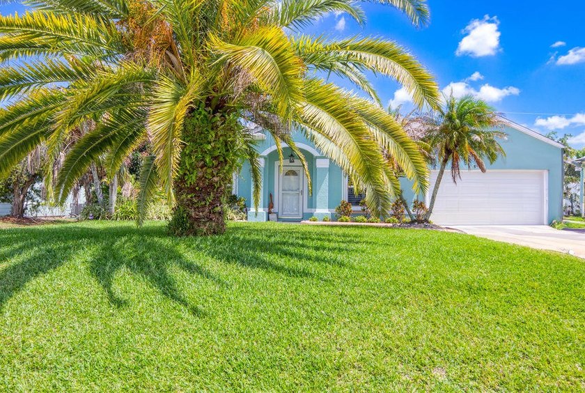 Tropical 4/2/2 pool home in desirable Southbend Lakes! This - photo 3