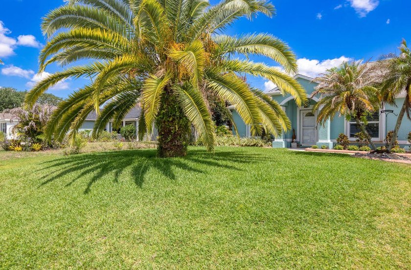 Tropical 4/2/2 pool home in desirable Southbend Lakes! This - photo 4