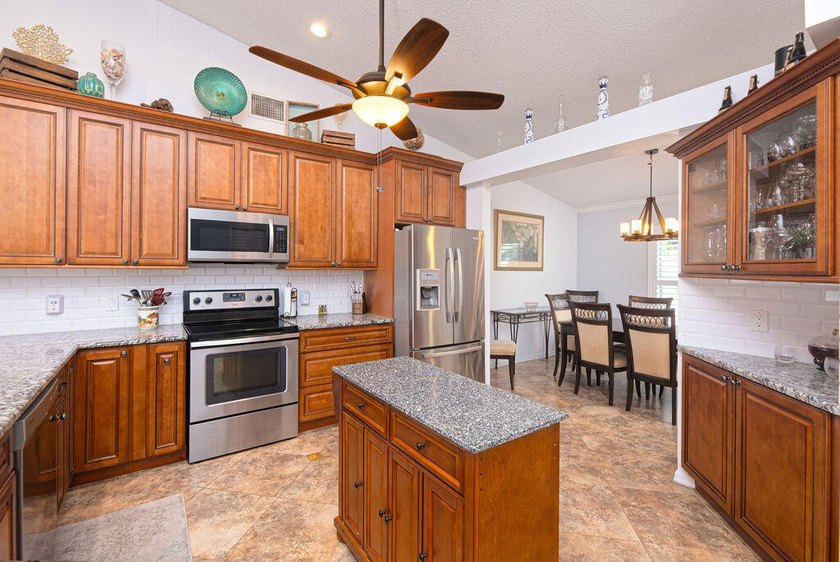 Tropical 4/2/2 pool home in desirable Southbend Lakes! This - photo 6