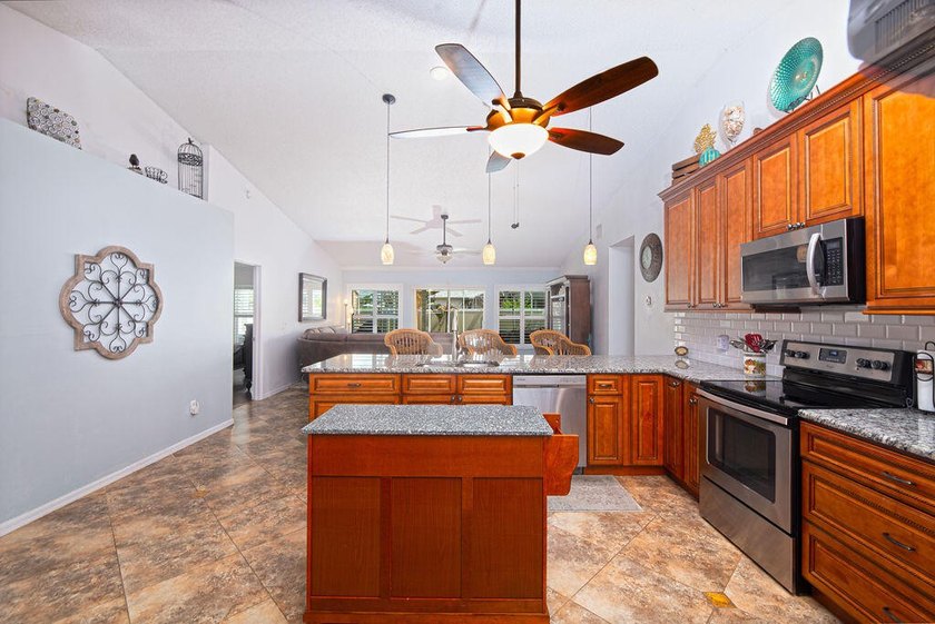 Tropical 4/2/2 pool home in desirable Southbend Lakes! This - photo 7