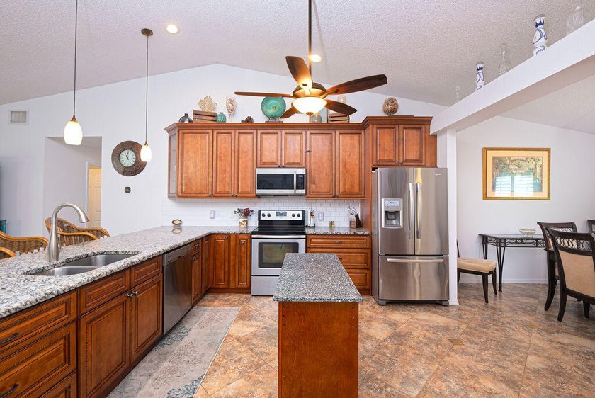 Tropical 4/2/2 pool home in desirable Southbend Lakes! This - photo 8