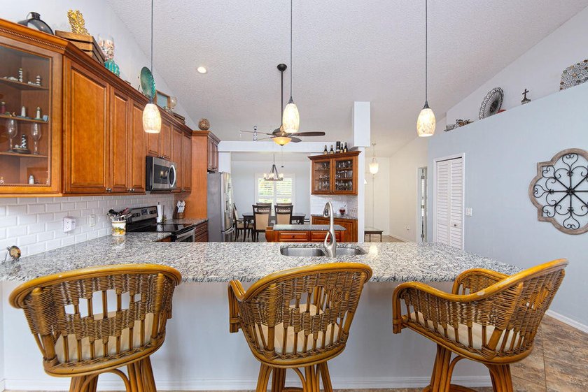 Tropical 4/2/2 pool home in desirable Southbend Lakes! This - photo 9