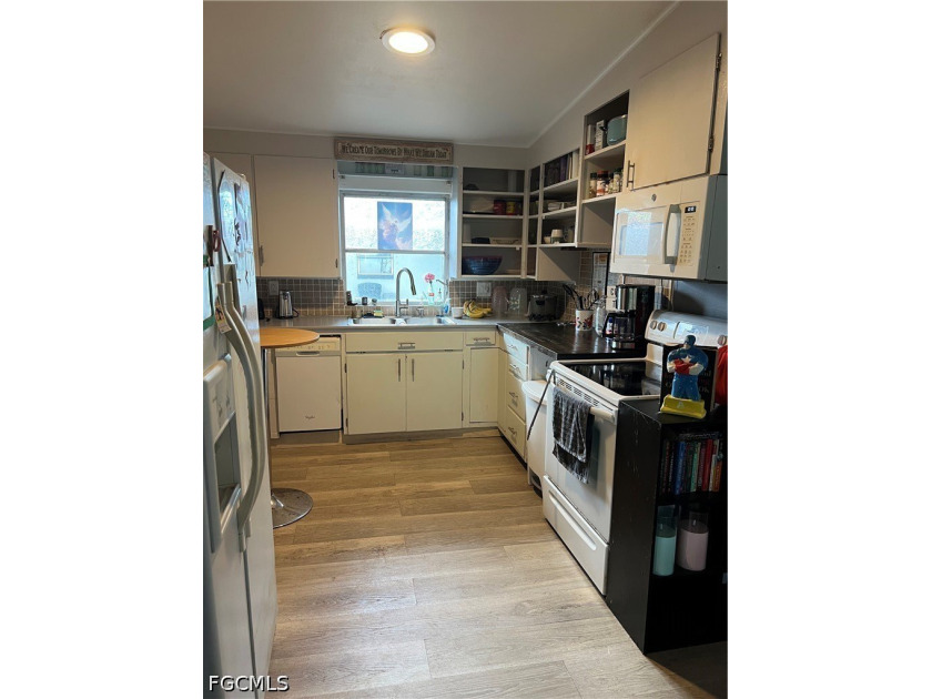 Seller very MOTIVATED! ALL OFFERS CONSIDERED!! This Charming - photo 3