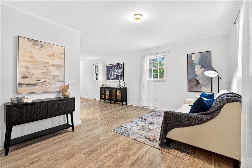 Beautifully updated 3-bedroom, 2-bath ranch offering over 2,000 - photo 32