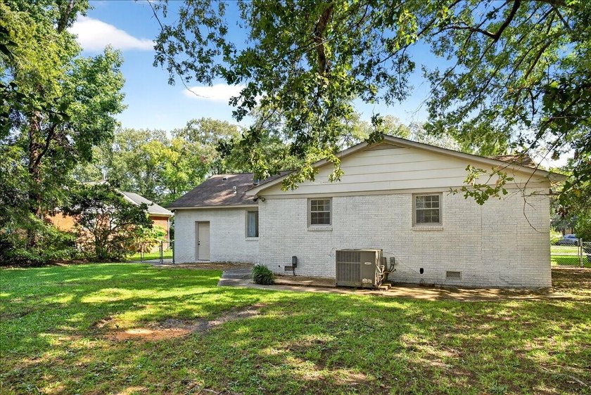 Beautifully updated 3-bedroom, 2-bath ranch offering over 2,000 - photo 48