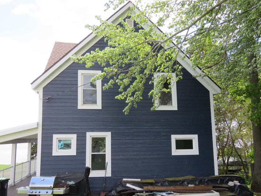 Beautifully remodeled 1 1/2 story home situated on 50 feet of - photo 2