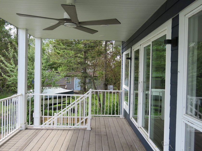Beautifully remodeled 1 1/2 story home situated on 50 feet of - photo 3