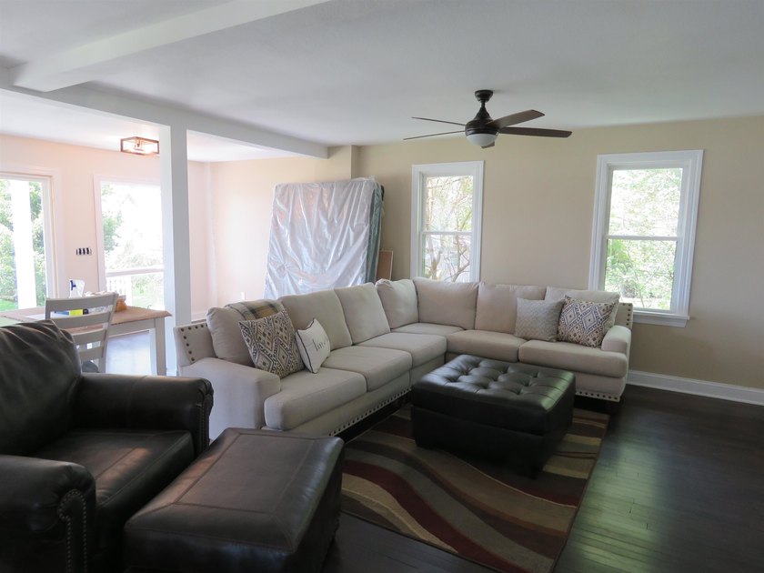 Beautifully remodeled 1 1/2 story home situated on 50 feet of - photo 4