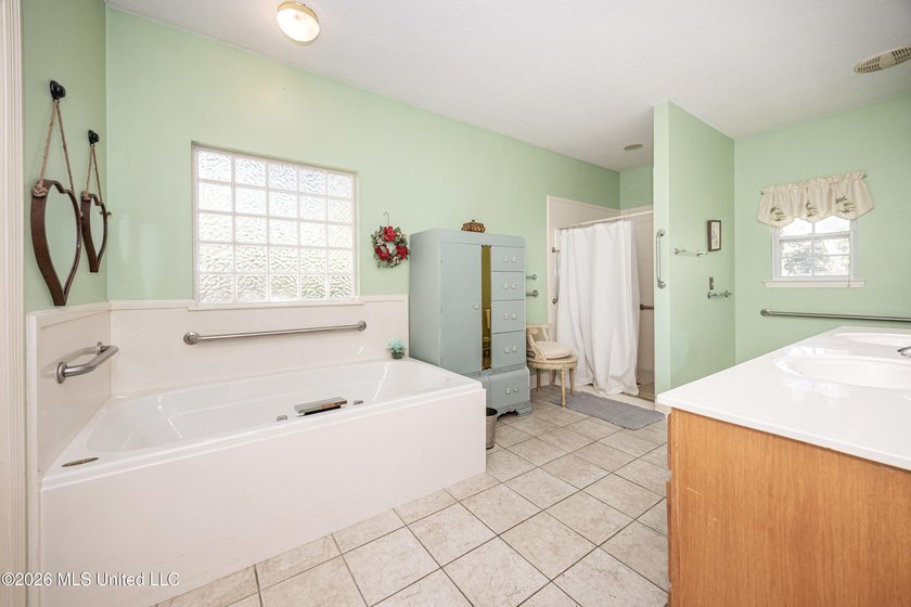Looking for space, flexibility, and a neighborhood you'll love - photo 39