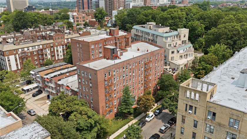 Welcome to this move-in-ready garden-level studio co-op at - photo 2