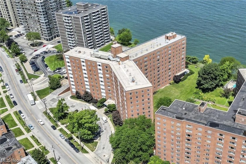 Experience convenient and vibrant living in this updated studio - photo 2