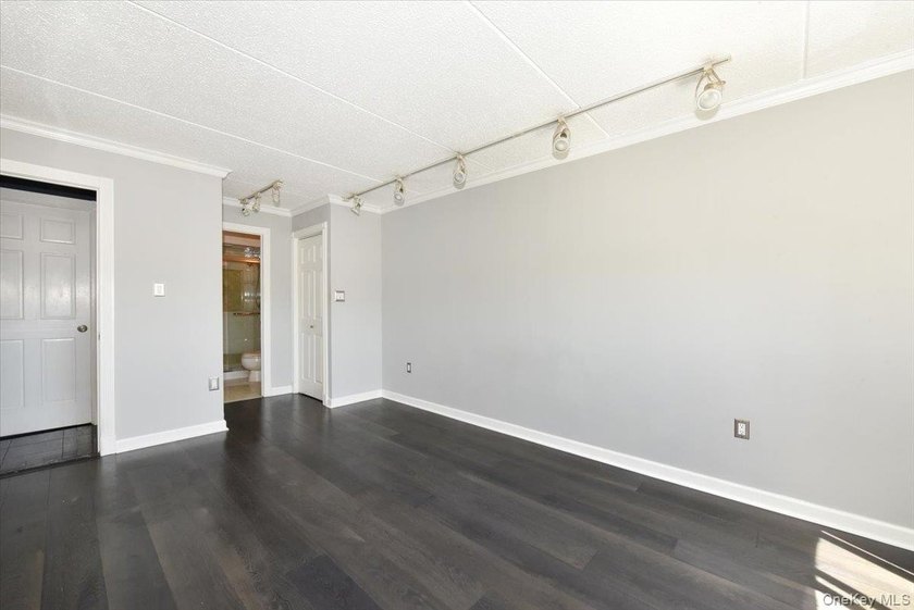 Welcome to waterfront living at its finest! This beautifully - photo 13