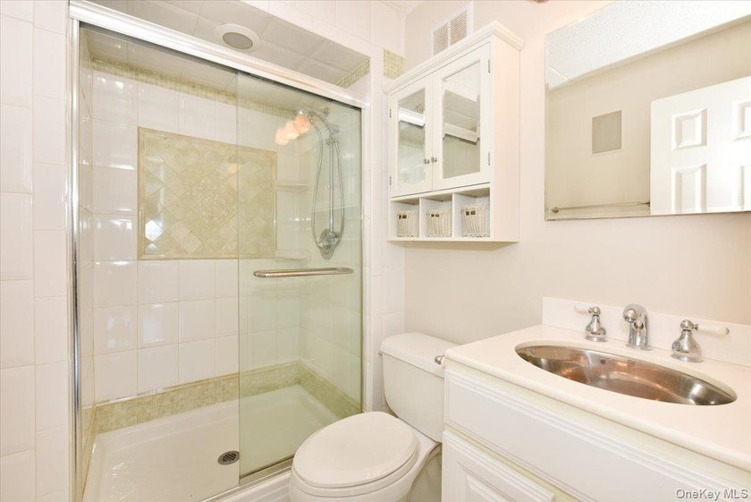 Welcome to waterfront living at its finest! This beautifully - photo 15