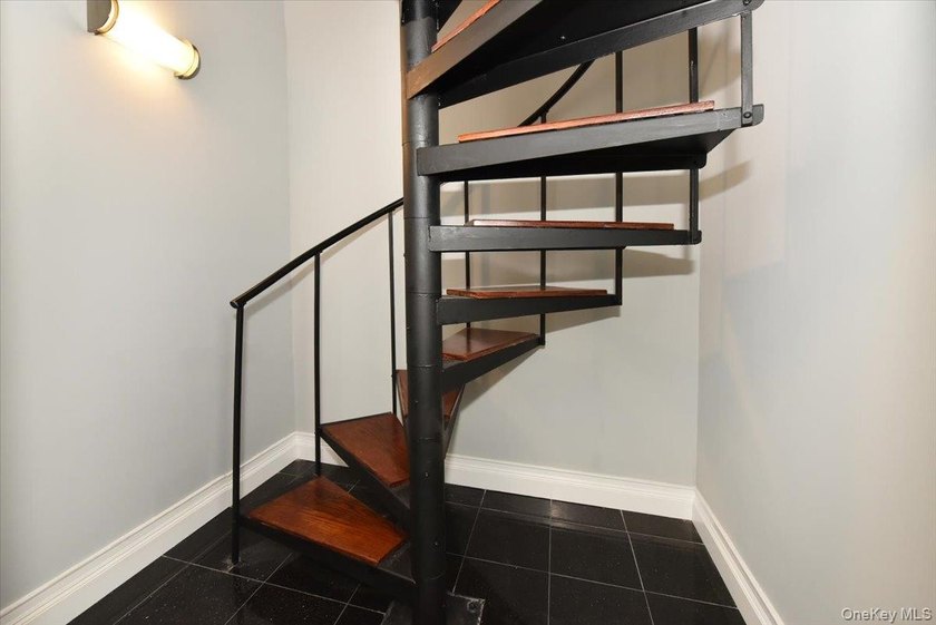 Welcome to waterfront living at its finest! This beautifully - photo 21