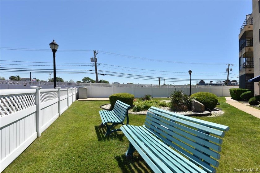 Welcome to waterfront living at its finest! This beautifully - photo 28