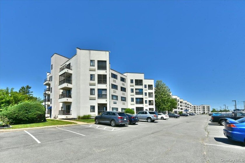 Welcome to waterfront living at its finest! This beautifully - photo 31