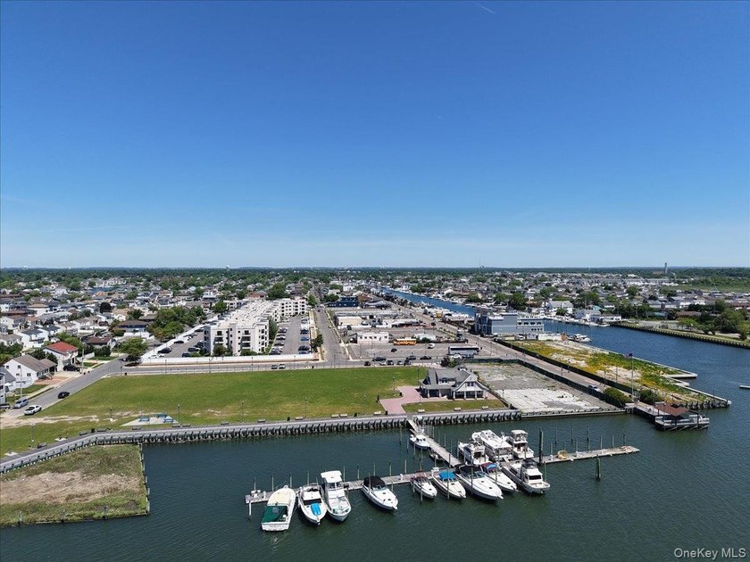 Welcome to waterfront living at its finest! This beautifully - photo 32