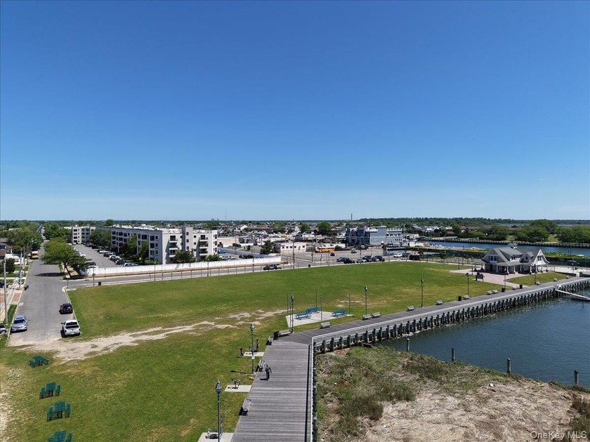 Welcome to waterfront living at its finest! This beautifully - photo 34