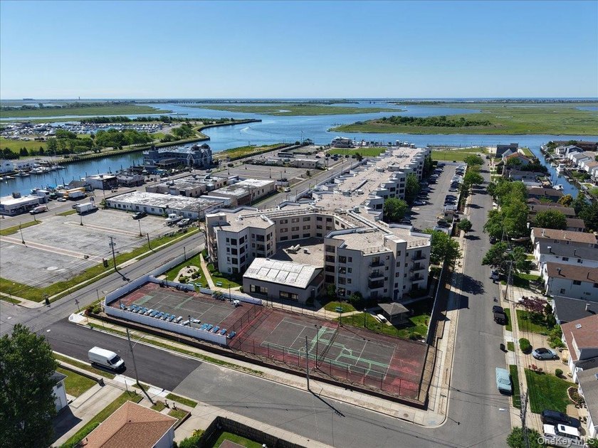 Welcome to waterfront living at its finest! This beautifully - photo 37
