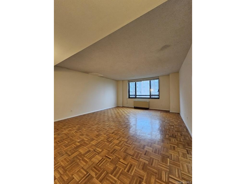Luxury Living with Panoramic Views &amp; One included Parking - photo 5