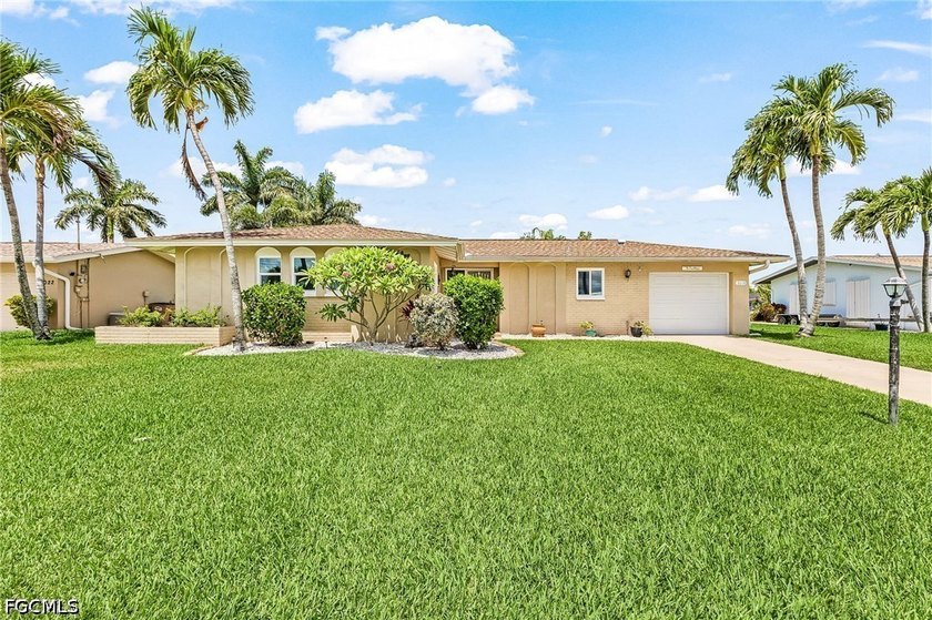 This beautifully updated residence offers 2 bedrooms, 2 - photo 3