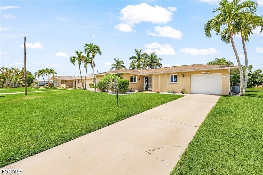 This beautifully updated residence offers 2 bedrooms, 2 - photo 4