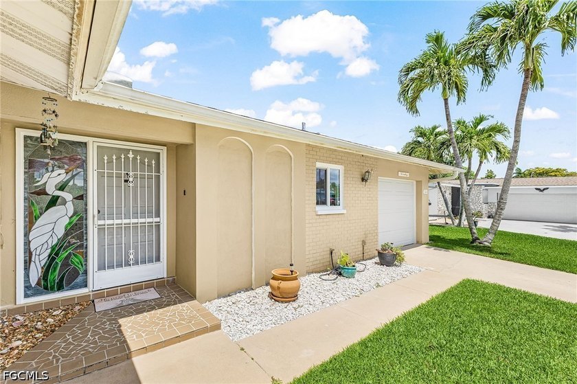 This beautifully updated residence offers 2 bedrooms, 2 - photo 6