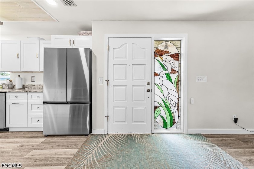 This beautifully updated residence offers 2 bedrooms, 2 - photo 8