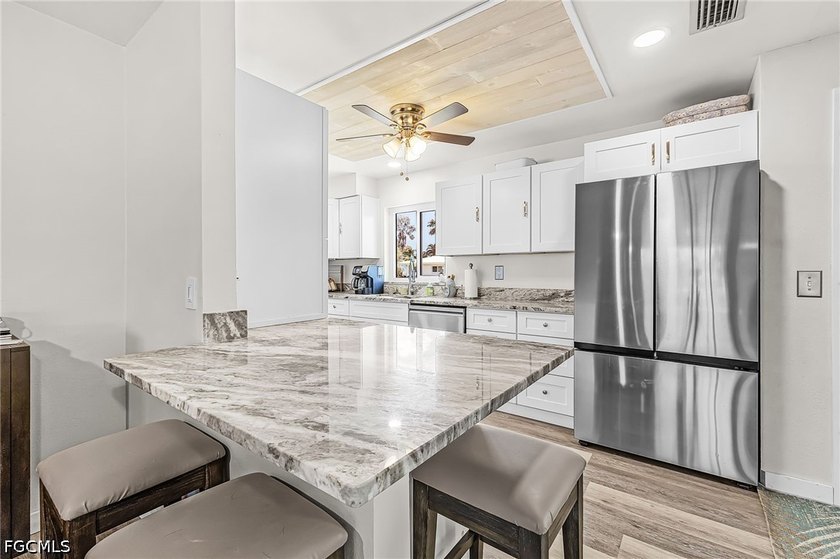 This beautifully updated residence offers 2 bedrooms, 2 - photo 9