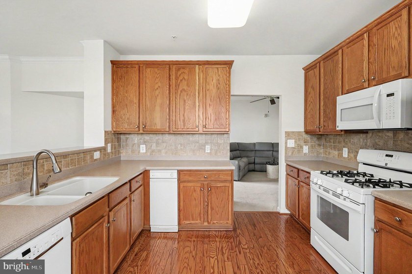 BACK ON THE MARKET AND BETTER THAN BEFORE - NEW CARPET - photo 10