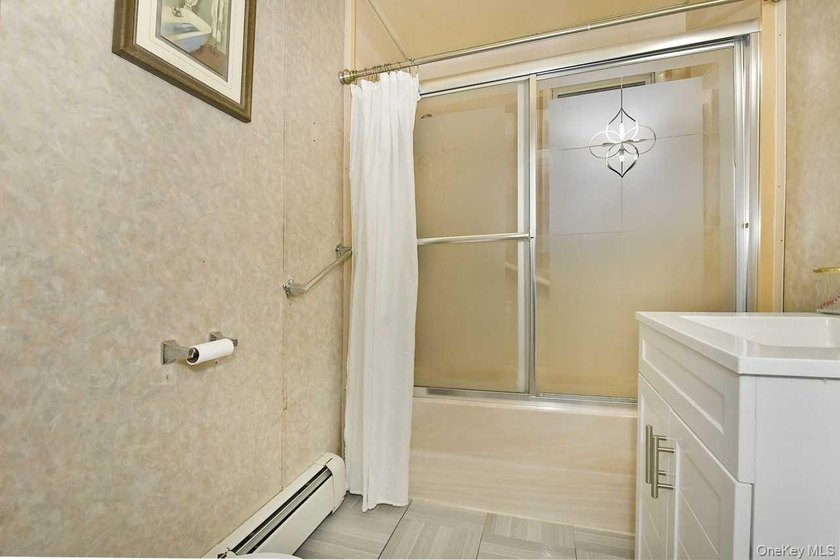 Welcome to 32 Coolidge located in desirable Bellmore. This 4/5 - photo 14
